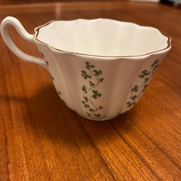 Royal Tara Fine Bone China Shamrock Irish With Gold Trim Teacup & Saucer - Picture 2 of 5